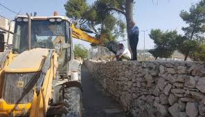  الاحتلال الإسرائيلي يهدم سور مقبرة الشهداء  بالقدس