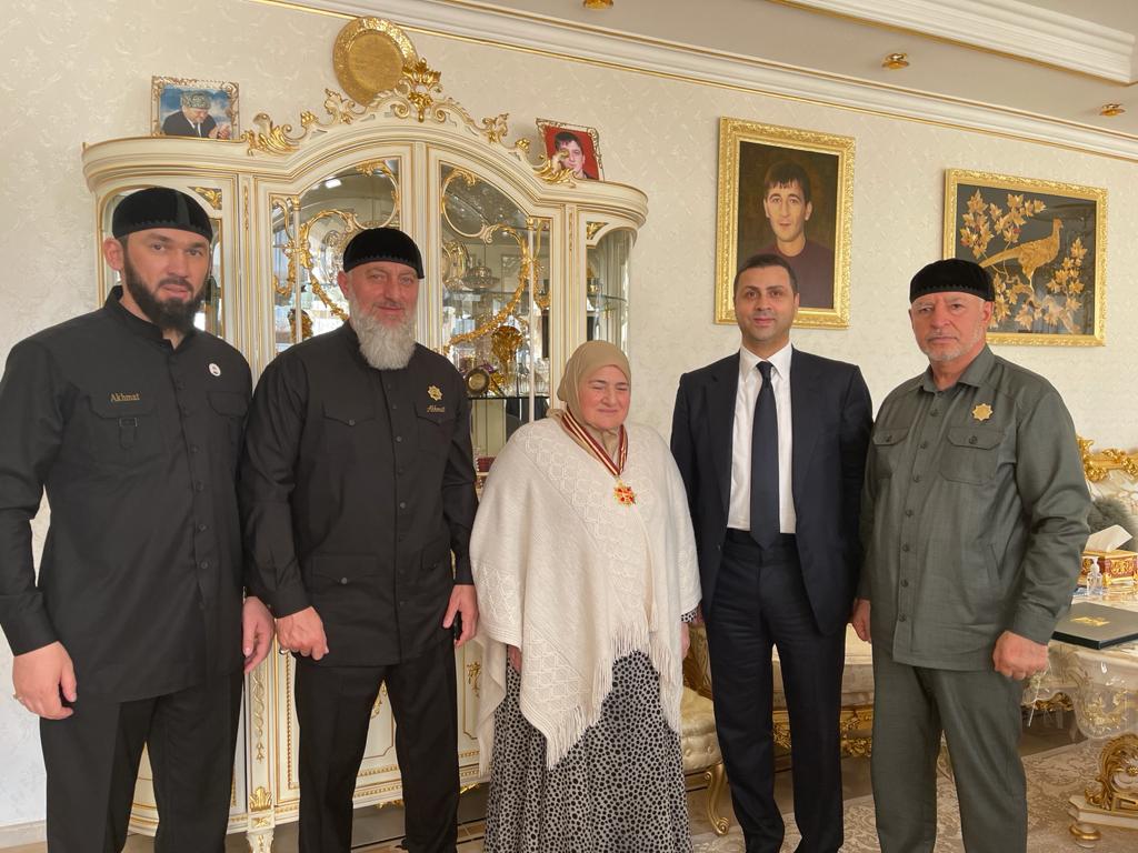 الرئيس عباس يمنح والدة الرئيس الشيشاني وساماً تقديراً لجهودها الإنسانية في مساعدة شعبنا