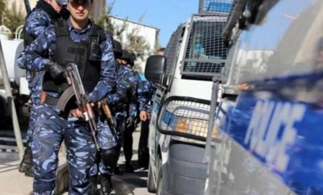 الشرطة الفلسطينية تضبط سلاحاً نارياً وتقبض على 5 أشخاص في رام الله