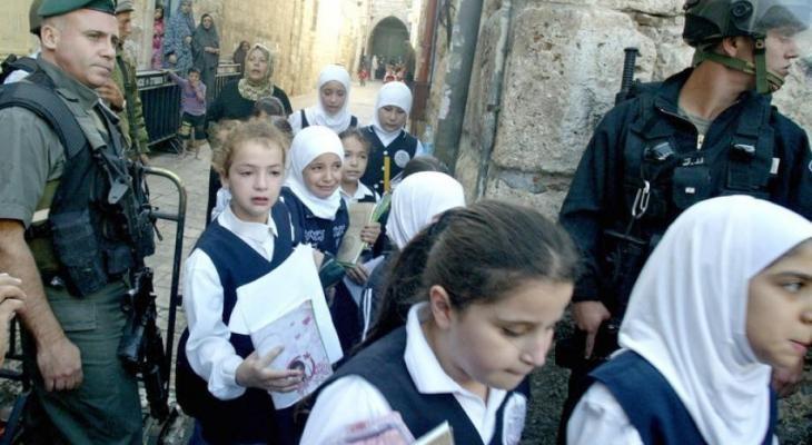 توزيع المنهاج الفلسطيني على طلبة مدارس مخيم شعفاط بالقدس