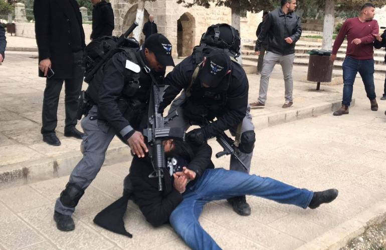 القدس: الاحتلال الإسرائيلي يعتدي على المصلين قرب باب الأسباط