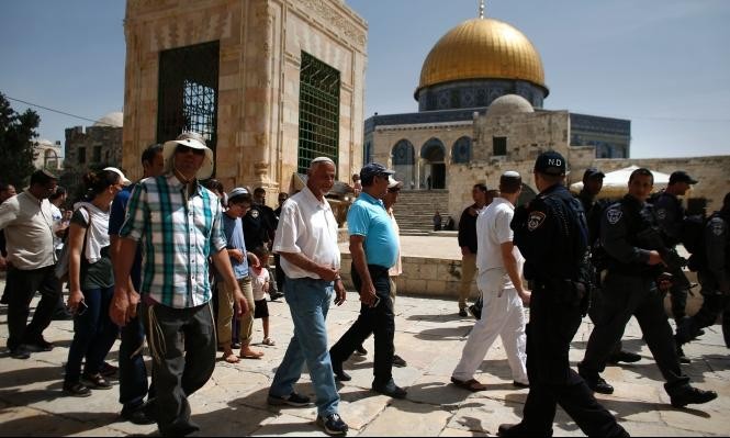 بحماية شرطة الاحتلال.. نحو 100 مستوطن يقتحمون المسجد الأقصى
