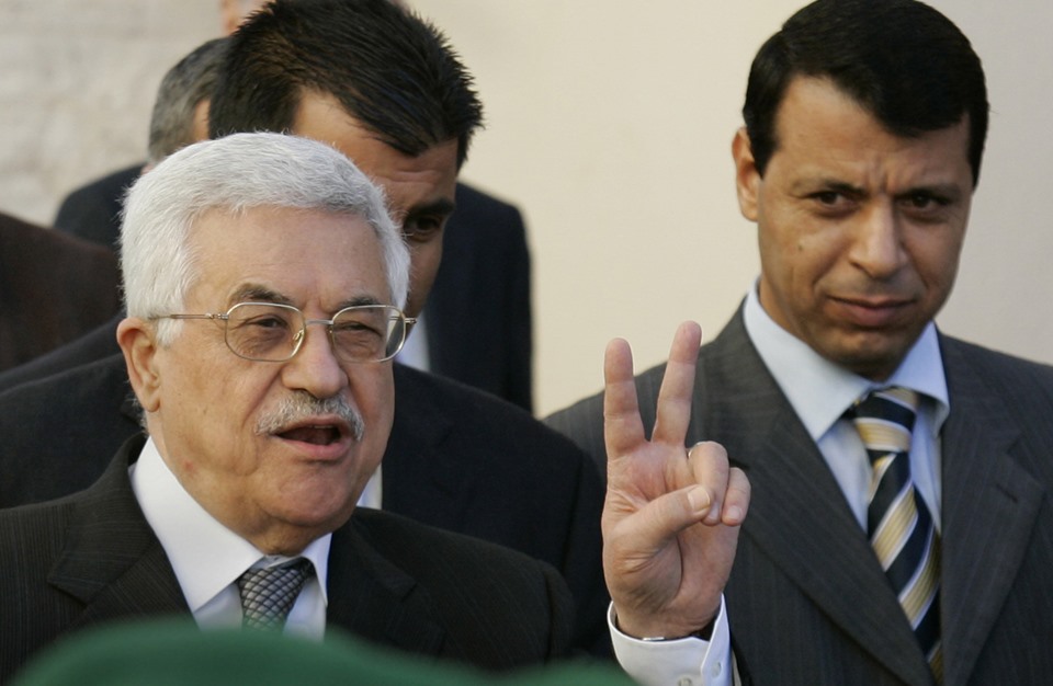 إسرائيل اليوم: تتراجع وتنشر تعديلاً بشأن تصريح فريدمان تبديل الرئيس عباس بـ