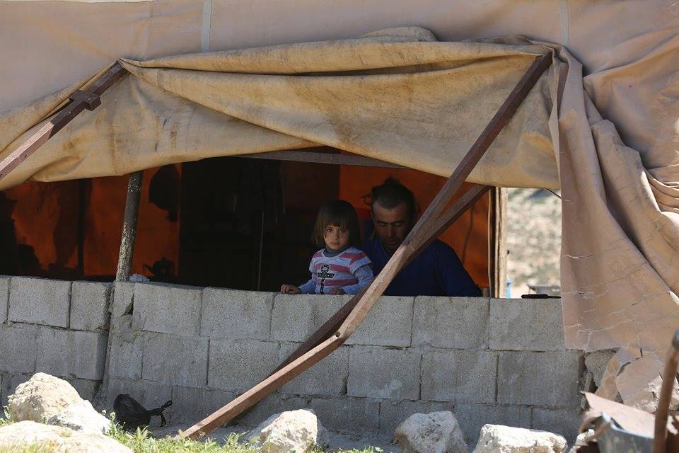 الاحتلال يخطر بهدم 12 خيمة سكنية وعيادة ومجلس قروي زنوتا جنوب الخليل