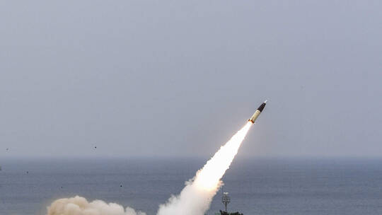 كوريا الشمالية تطلق صواريخ متعددة باتجاه بحر اليابان.. ورئيس الجنوبية يأمر بتعزيز الردع الموسع مع أمريكا