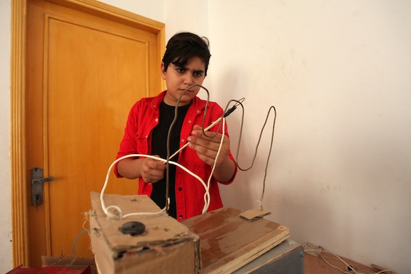غزة: محمد الحلاق طفل مبتكر يحول غرفة نومه لورشة عمل