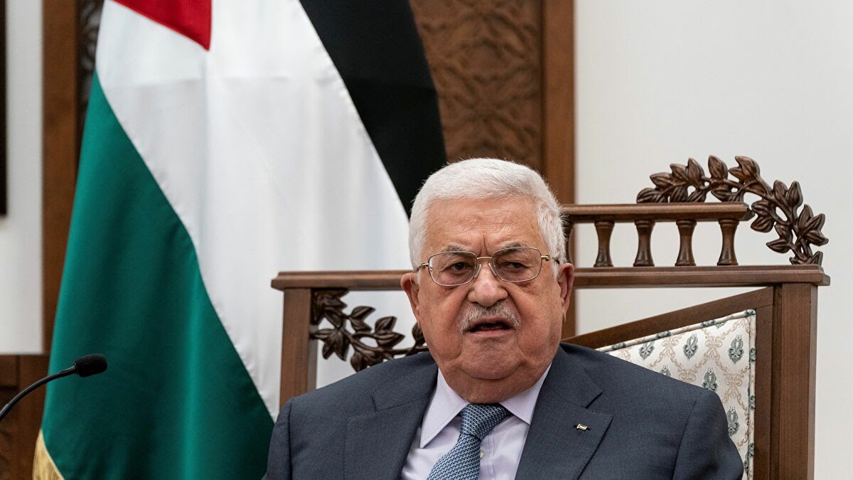 الرئيس عباس يلتقي وزير الجيش الإسرائيلي في رام الله 