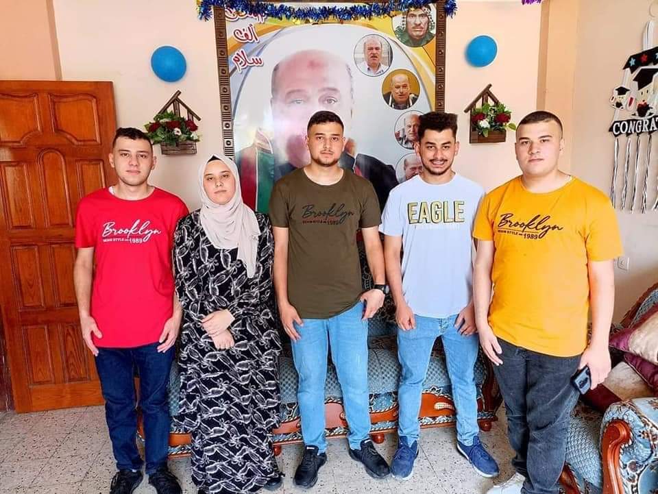 الرئيس عباس يقدم منحا دراسية لخمسة أشقاء من عائلة الزعانين نجحوا في الثانوية العامة