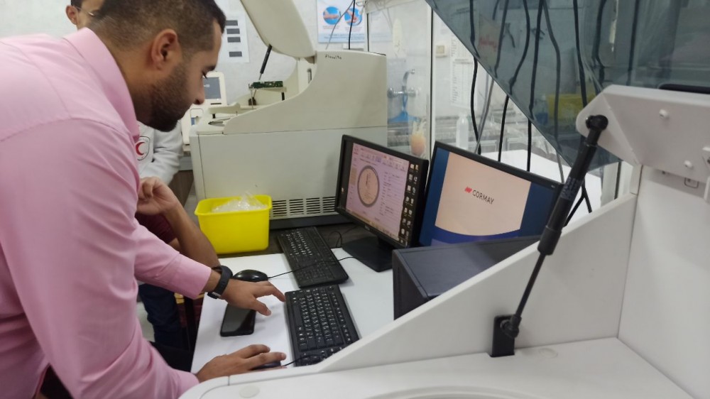 غزة: مستشفى الهلال الإماراتي تطبق نظام حوسبة الأجهزة الطبية بالمختبر