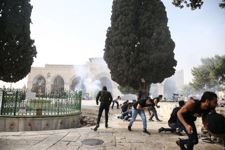 القدس- إصابات واعتقالات عقب اعتداء الاحتلال على المصلين قرب باب الأسباط