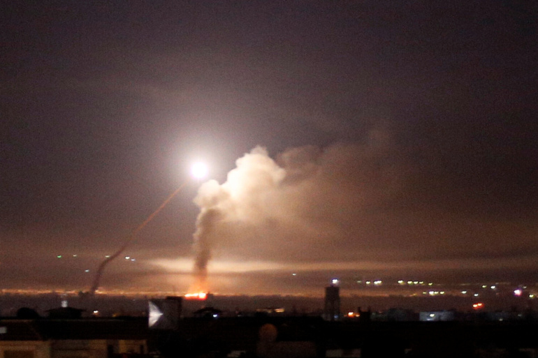 سانا: الدفاعات الجوية السورية تتصدى لصواريخ معادية في سماء دمشق