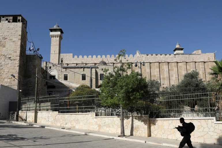 الخارجية الفلسطينية: منع الاحتلال رفع الاذان في الحرم الابراهيمي دعوة 