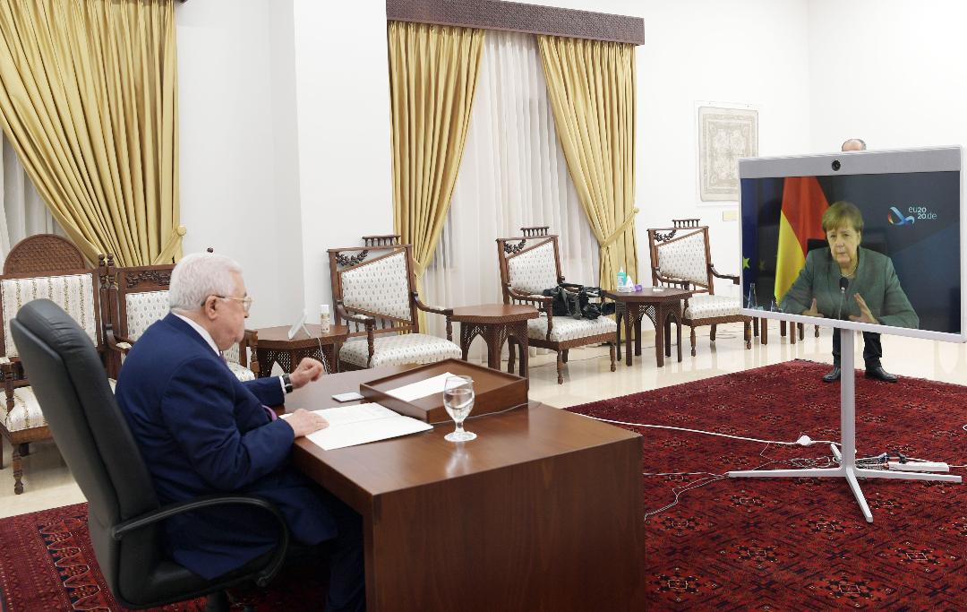 تفاصيل اتصال مرئي بين الرئيس عباس والمستشارة الألمانية لبحث آخر المستجدات