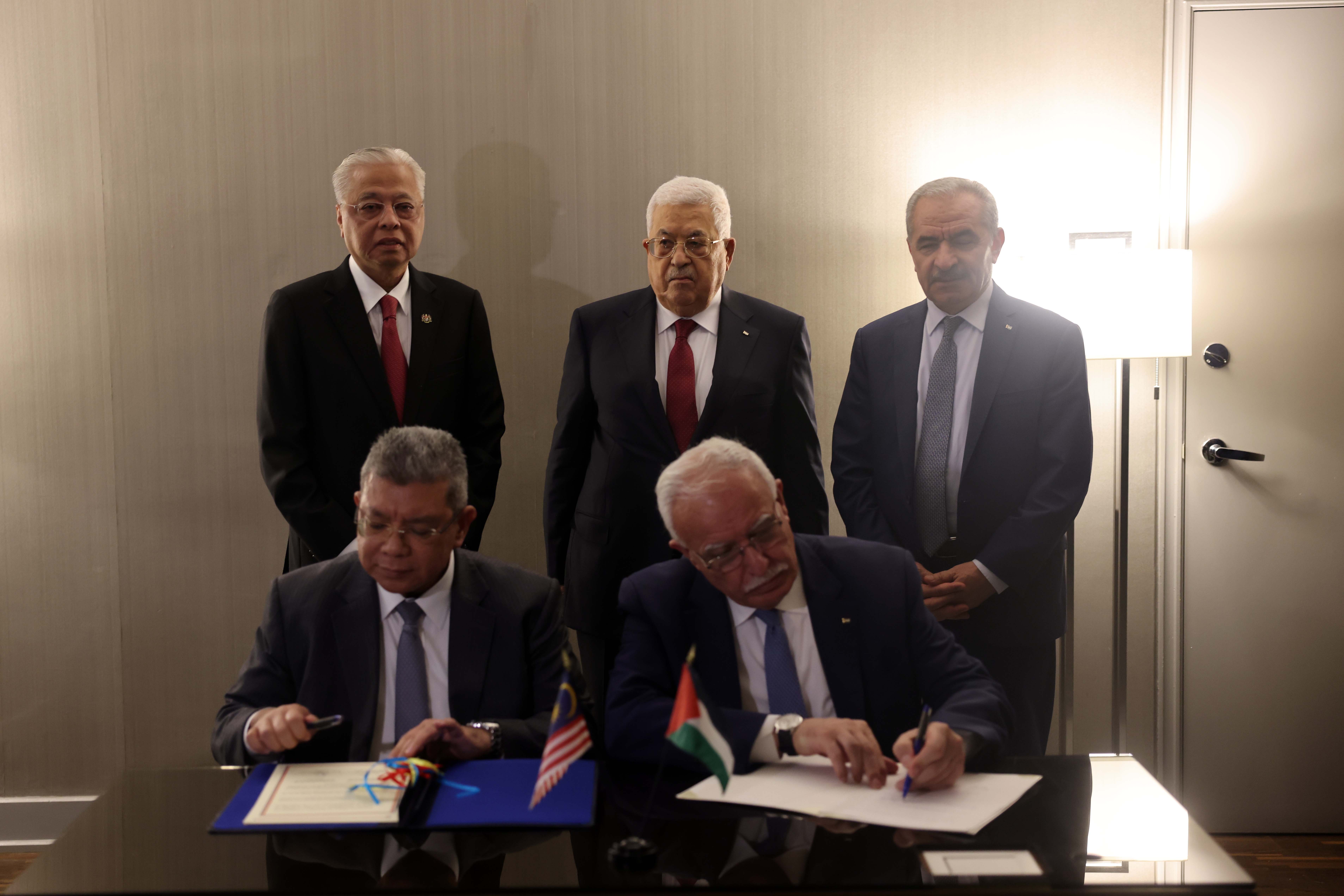 بحضور الرئيس عباس ورئيس وزراء ماليزيا: توقيع 4 اتفاقيات تعاون بين فلسطين وماليزيا