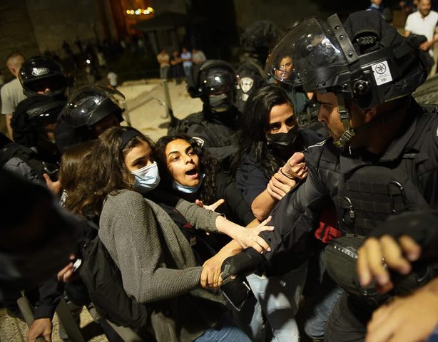 القدس: الاحتلال يعتقل طفلة من حي الشيخ جراح