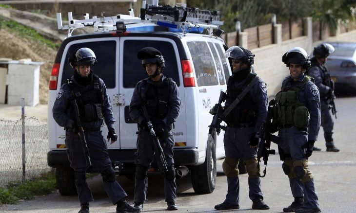 قوات الاحتلال تعتدي على عائلة في جبل المكبر وتعتقل 5 من أفرادها