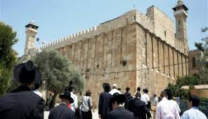الخليل: مئات المستوطنين يقتحمون الحرم الإبراهيمي ويؤدون طقوسا تلمودية  