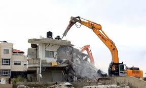 القدس: الاحتلال الإسرائيلي يهدم منزلا بالمكبر و4 محال تجارية في حزما