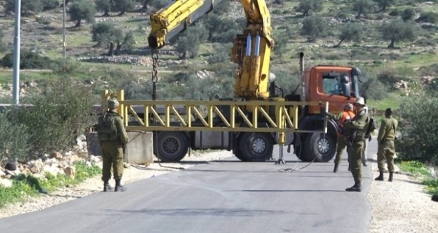 الخليل: الاحتلال يغلق طريق بيت عينون بالبوابات الحديدية