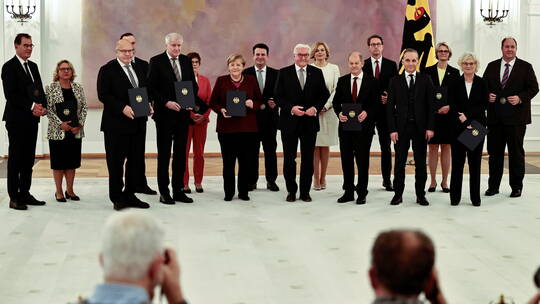 الرئيس الألماني يسلم ميركل ووزراءها وثائق إتمام ولاياتهم
