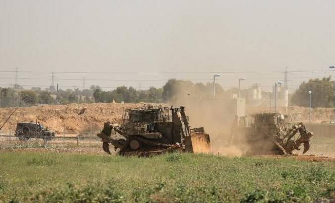 توغل آليات وجرافات الاحتلال شرق مخيم البريج