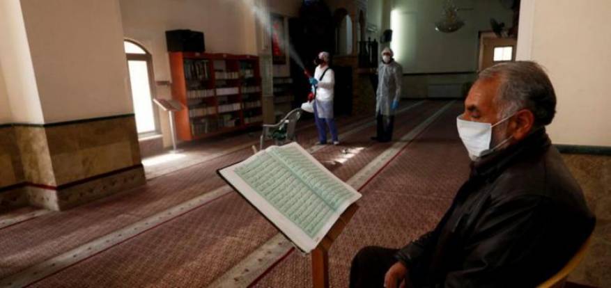 أوقاف غزة تؤكد على استمرار أداء الصلوات في المساجد