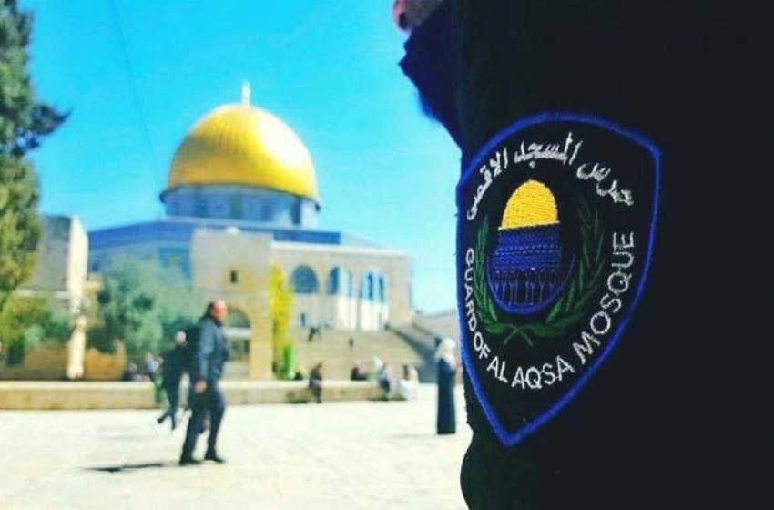 لائحة اتهام ضد حارس بالمسجد الأقصى ضرب شرطيا إسرائيليا