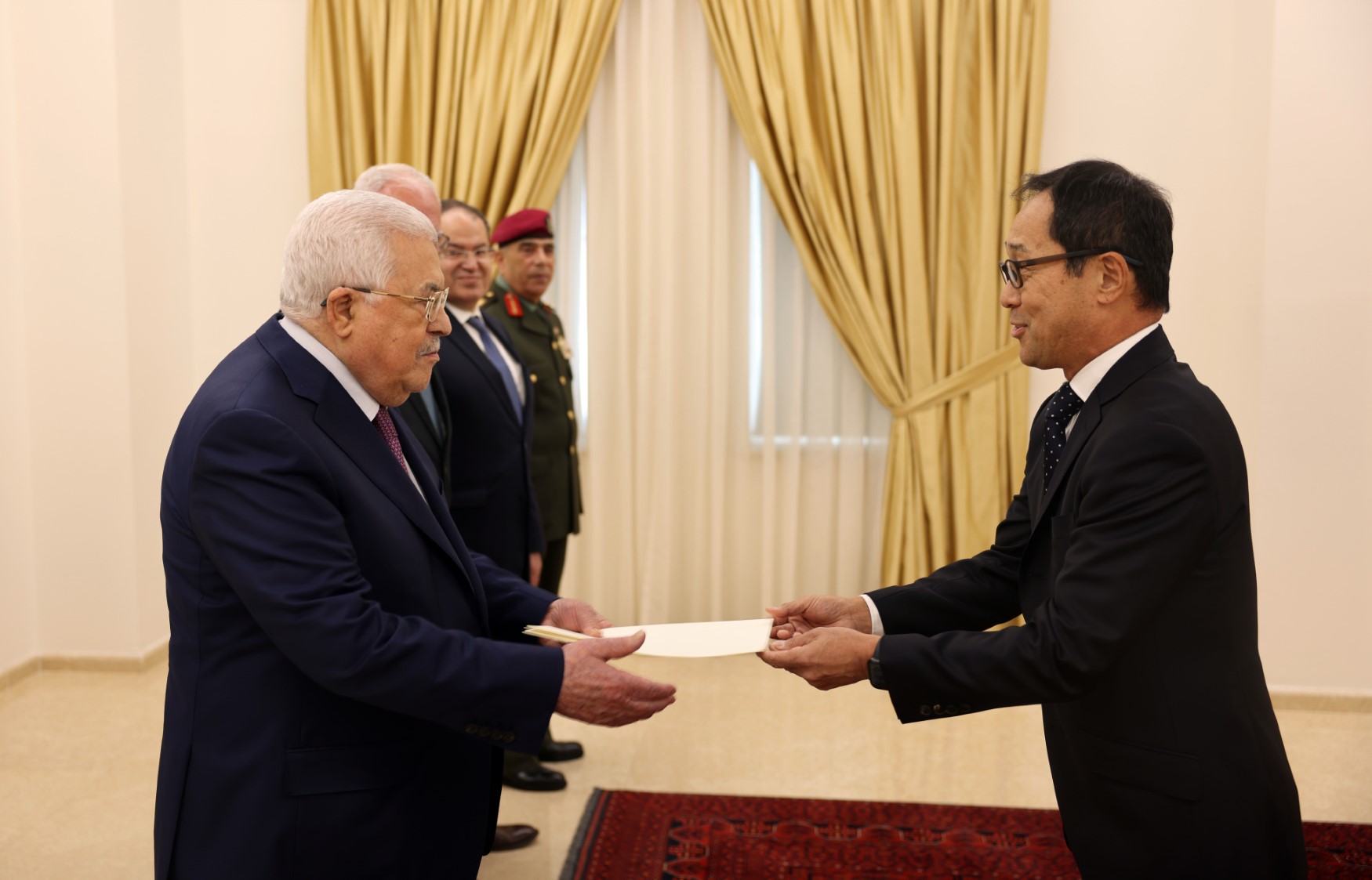 الرئيس عباس يتقبل أوراق تعيين ممثل اليابان لدى دولة فلسطين