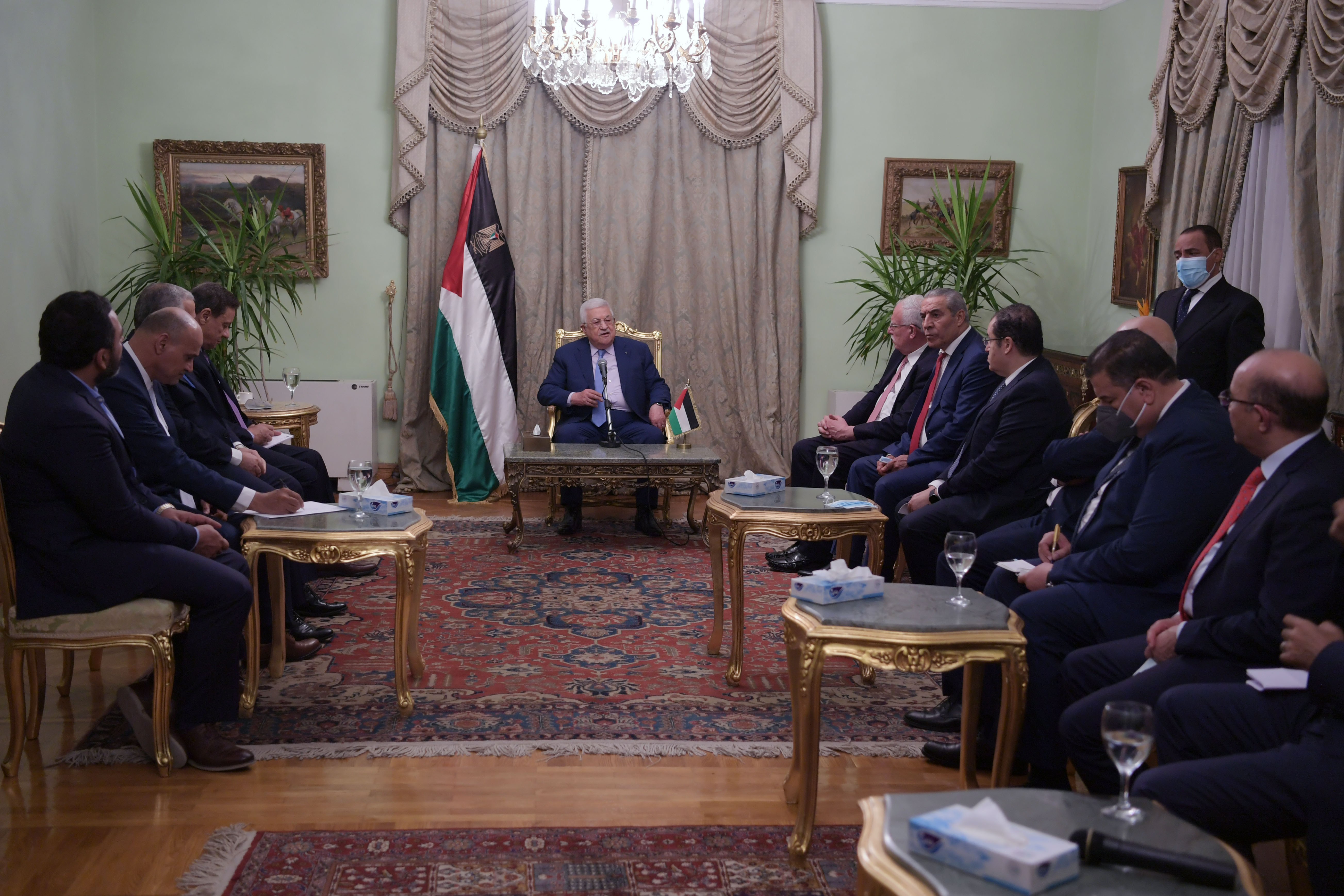 تفاصيل لقاء الرئيس عباس ووعددًا من كبار الإعلاميين المصريين في القاهرة