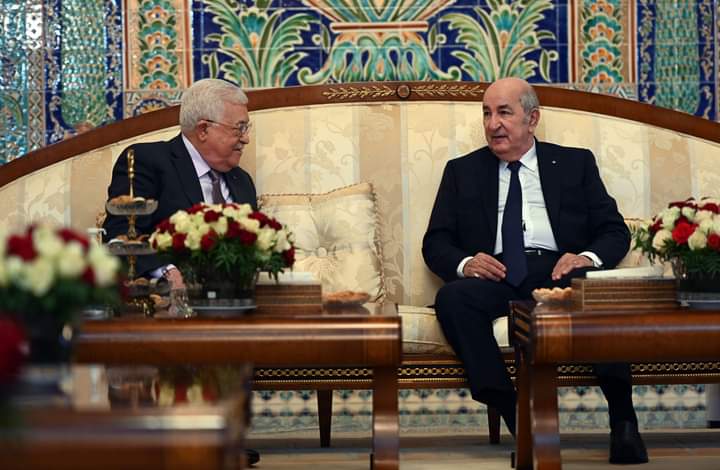 الرئيس عباس  يصل الجزائر في زيارة رسمية