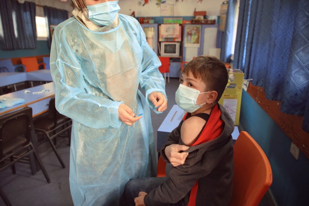 غزة: بدء تطعيم طلبة السابع حتى التاسع ضد كورونا