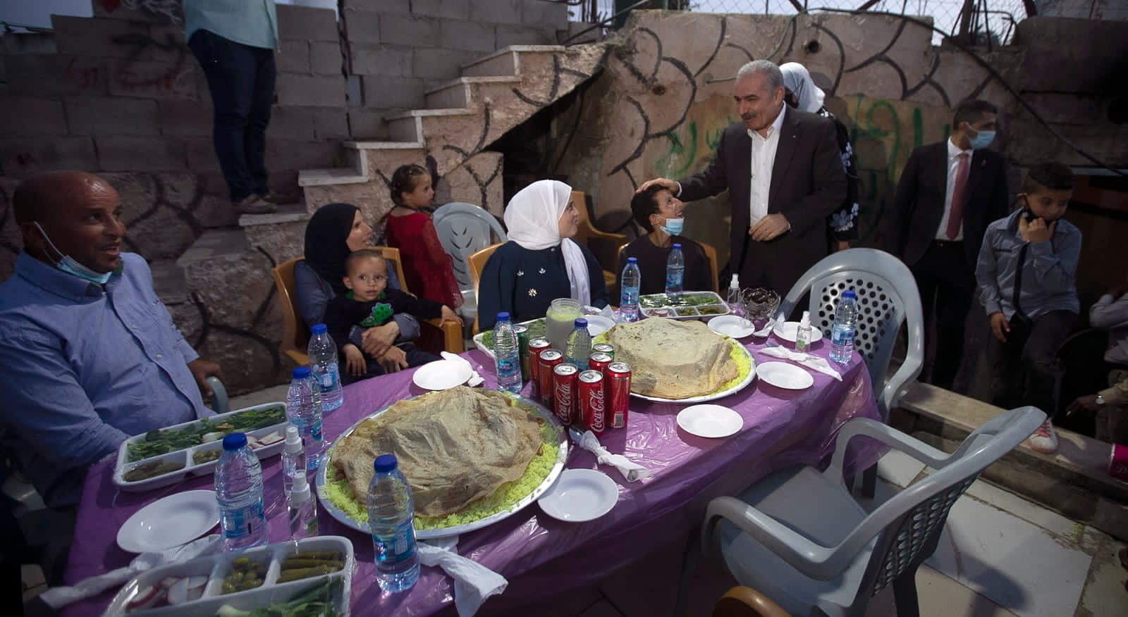 اشتية يشارك عائلة محمد التميمي من دير نظام مائدة الإفطار (صور)