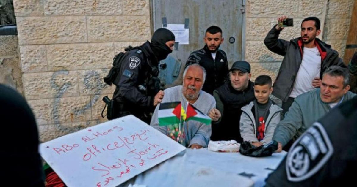 شرطة الاحتلال تزيل مكتب الناشط أبو الحمص في الشيخ جراح