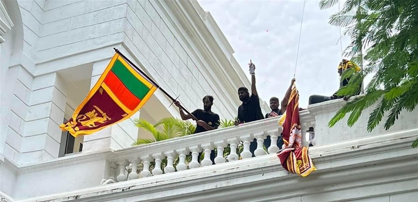 استقالة رئيس وزراء سريلانكا بعد اقتحام محتجين لمنزل الرئيس