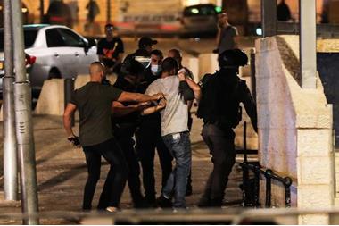 الاحتلال يعتدي على عدد من المواطنين في الشيخ جراح وسلوان ويعتقل شاباً