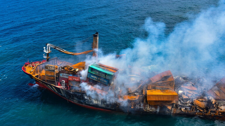 سريلانكا تستعد لاحتمال تسرب نفطي بعد غرق سفينة محملة بمواد كيميائية قبالة ساحلها