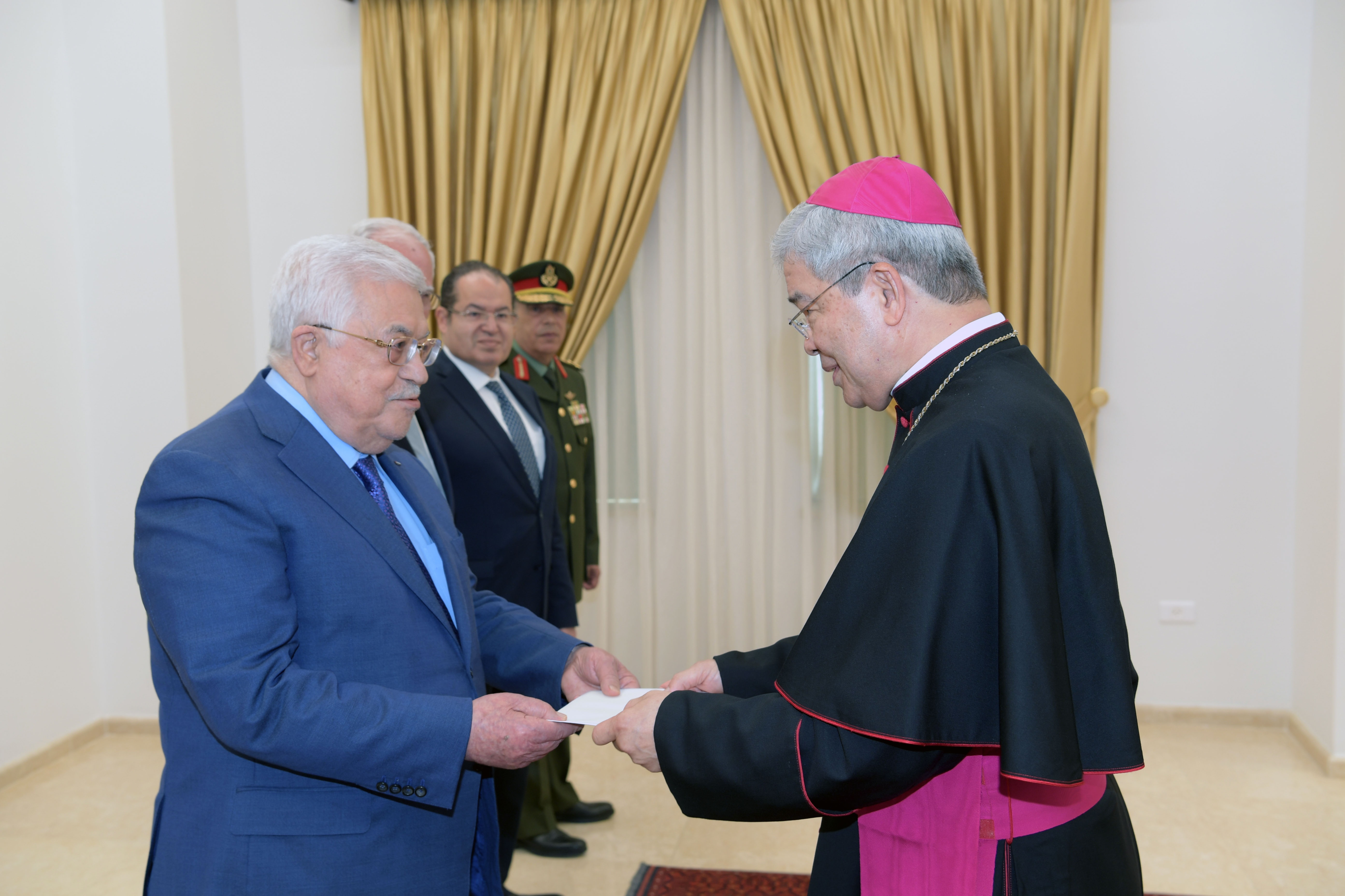 الرئيس يتقبل أوراق اعتماد القاصد الرسولي ممثل الفاتيكان لدى دولة فلسطين