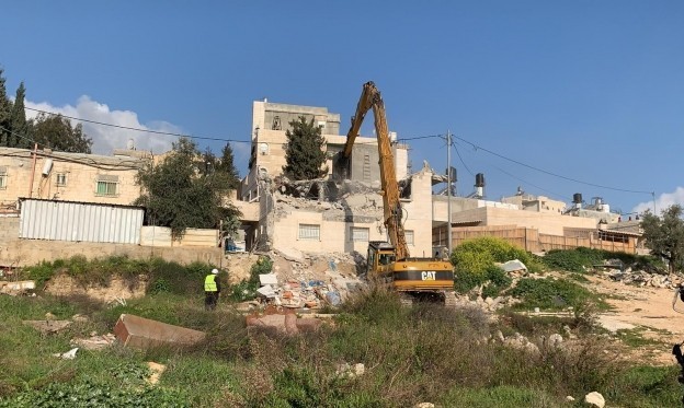 الاحتلال يسلم إخطارات بوقف البناء في قرية عزون عتمة شرق قلقيلية
