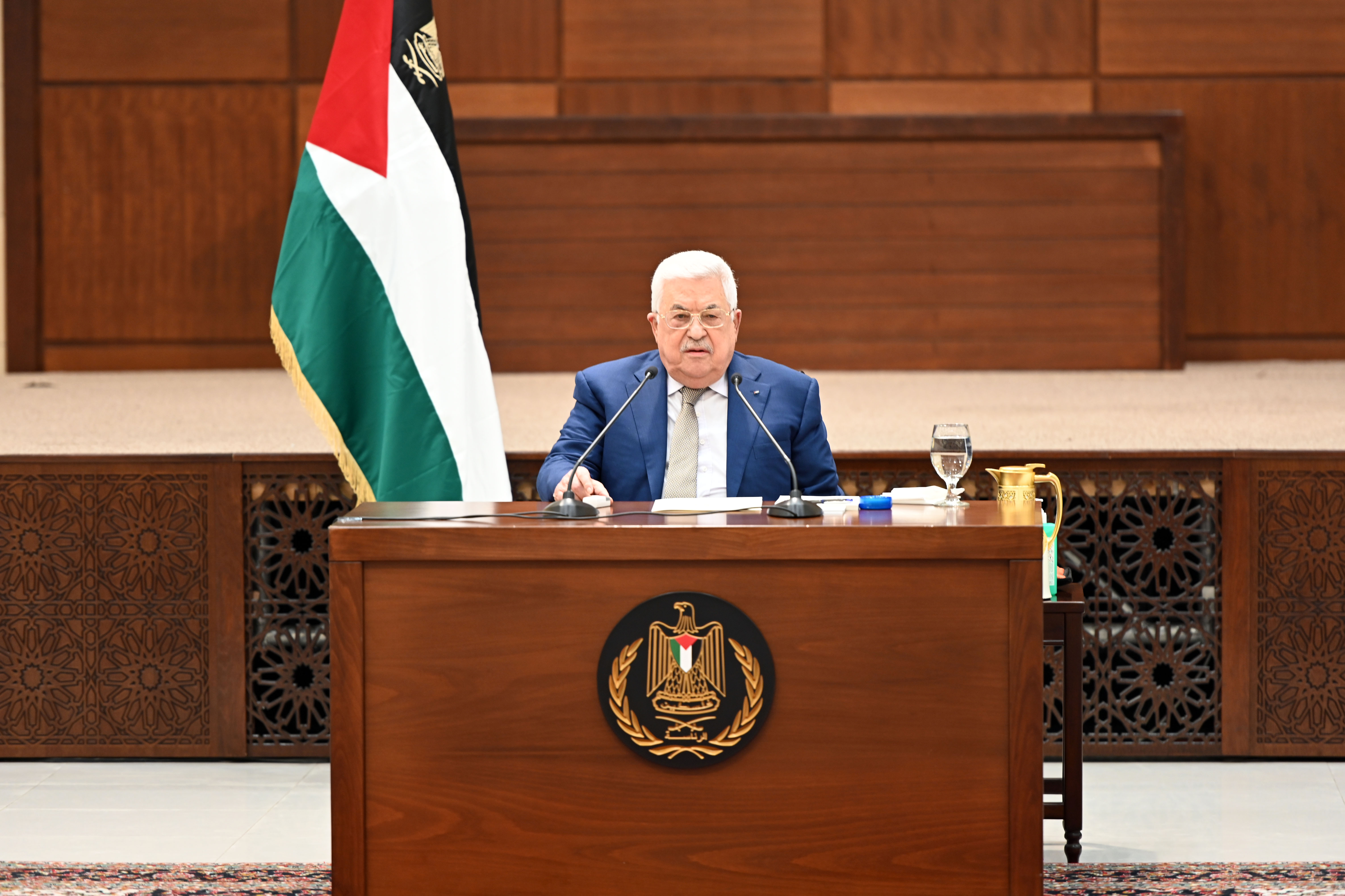 الرئيس يترأس اجتماعا للقيادة الفلسطينية