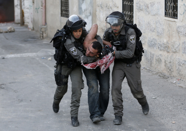 إصابة شاب إثر اعتداء مستوطن عليه في القدس واعتقاله