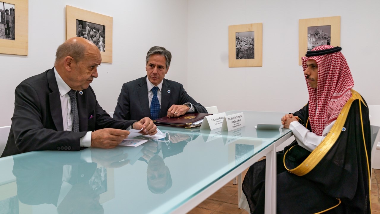 وزير الخارجية الأمريكي يعقد اجتماعاً مع نظيريه الفرنسي والسعودي لمناقشة الملف اللبناني
