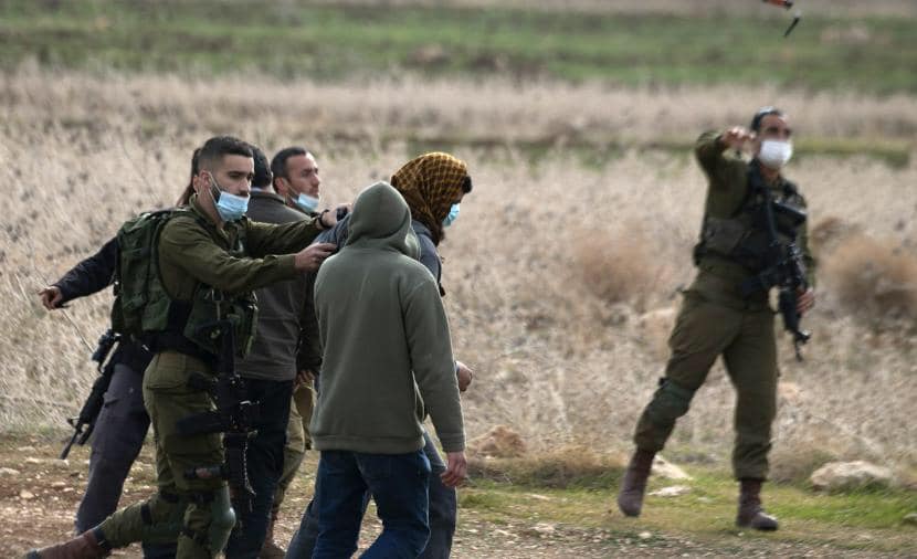 الاحتلال الإسرائيلي يحتجز مزارعين غرب سلفيت