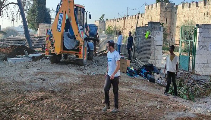 الاحتلال يجري أعمال حفر في مقبرة بالقدس ويجدد منع السفر لمقدسي