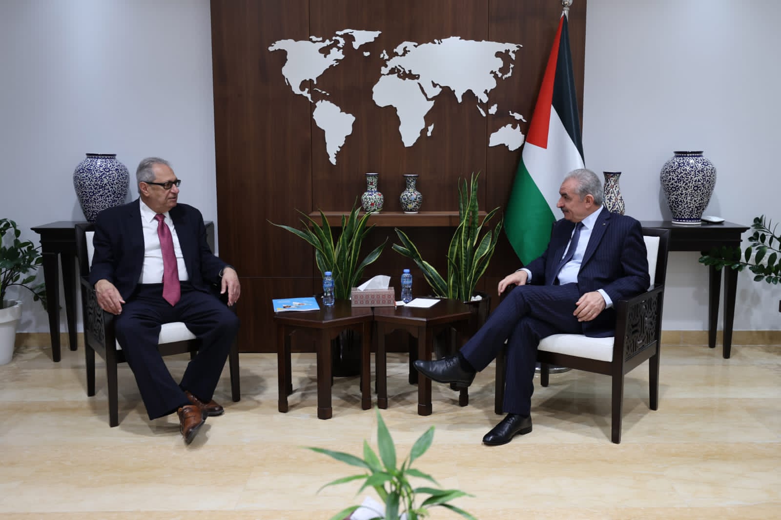 اشتية يبحث مع الرئيس والمدير التنفيذي لأمديست تعزيز عمل المؤسسة في فلسطين