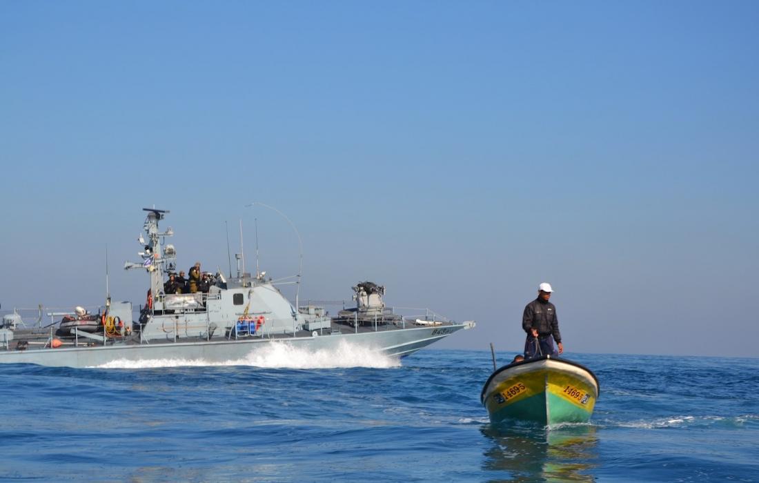 زوارق الاحتلال تستهدف مراكب الصيادين شمال قطاع غزة (صور) 