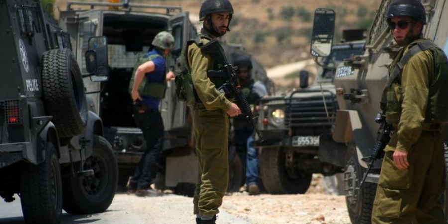 الخليل: قوات الاحتلال تعتقل مواطنين وتستدعي آخرين وتفتش منازل  