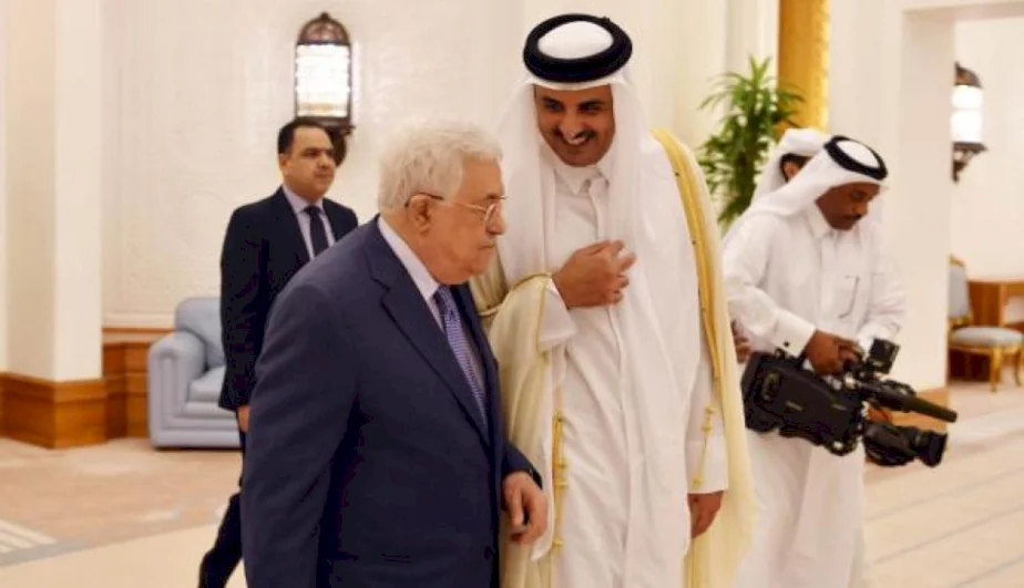 الرئيس عباس يجتمع مع أمير قطر على هامش قمة 