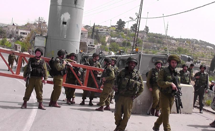 قوات الاحتلال الإسرائيلي تنصب حاجزاً عسكرياً شرق بيت لحم