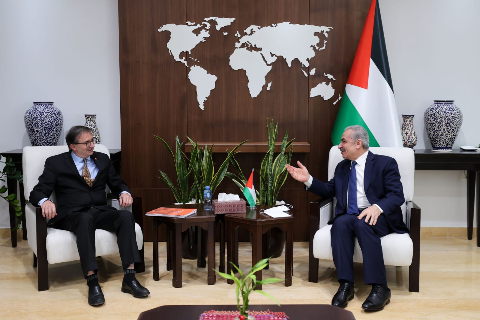 رئيس الوزراء الفلسطيني يستقبل المبعوث السويسري للشرق الأوسط