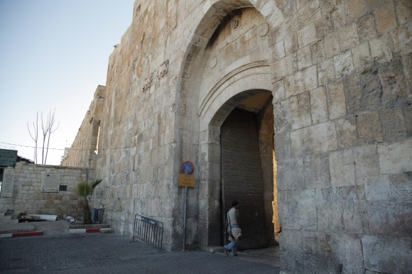 القدس : مستوطن يحاول دعس المصلين الخارجين من 